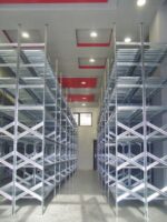 Scaffalatura industriale a ripiani lunghezza 15 metri , altezza 3,50 mt, profondità 60 cm  con 7 ripiani in altezza
