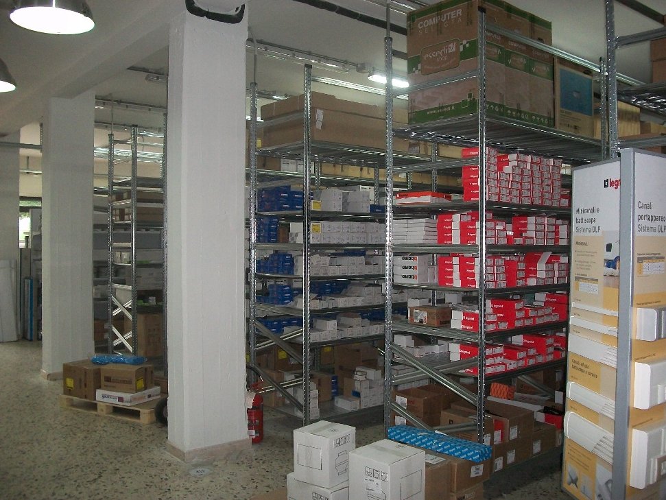 zoom_2112-0-6067804d.jpg Scaffalatura industriale a ripiani lunghezza 6 metri , altezza 2,00 mt, profondità 40 cm con 4 ripiani in altezza - immagine 1