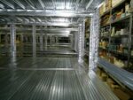 Scaffalatura industriale a ripiani lunghezza 12 metri , altezza 2,50 mt, profondità 40 cm  con 4 ripiani in altezza - immagine 2