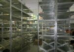 Scaffalatura industriale a ripiani lunghezza 9 metri , altezza 2,50 mt, profondità 60 cm  con 4 ripiani in altezza - immagine 3