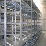 Scaffalatura industriale a ripiani lunghezza 10,5 metri , altezza 2,00 mt, profondità 40 cm  con 4 ripiani in altezza