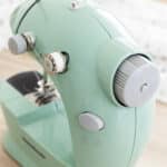 Mini Macchina da Cucire Portatile con LED, Rasafilo e Accessori Sewny InnovaGoods - immagine 7