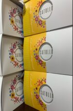 Scatole decorate con fiori colorati