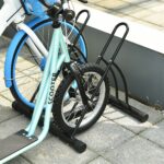 Rastrelliera da Terra per 2 Biciclette con Pneumatici fino 6,5 cm, Telaio Orientabile in Acciaio Nero, 60x54x57cm - immagine 7