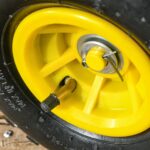 Carrello da Giardino in Acciaio con Capacità 150 kg e Maniglia Rivestita, 94x48,5x1 cm, Giallo e Nero - immagine 9