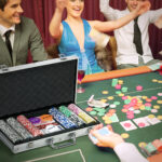 Set Poker per 9-10 Giocatori con 5 Fiches, 2 Mazzi di Carte e 5 Dadi, in Alluminio e Poliestere - immagine 2