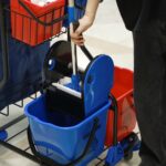 Carrello Pulizie con Sacco per Immondizia, 4 Secchi e Strizzatore per Mocio, 93x80x97 cm, Rosso Blu e Nero - immagine 9