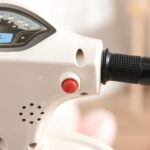 Moto Elettrica per Bambini con Licenza Ufficiale Vespa Batteria 6V, Fari e Clacson, per Bimbi da 18-36 mesi, Bianco, 66,5x38x52cm - immagine 8