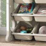 Scaffale Portagiochi a 4 Livelli con 9 Contenitori e Gancio Laterale, in HDPE, 77x42x94 cm, Bianco Crema - immagine 8