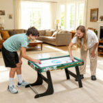 Tavolo da Gioco 6 in 1 con Calcio Balilla, Biliardo, Air Hockey, Ping Pong, Anelli e Hockey su Prato, 118x104x71 cm - immagine 2