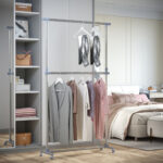 Stender Appendiabiti con Altezza ed Estensione Regolabili, 4 Ruote Girevoli, Acciaio Inox e ABS, 165x48x180cm - immagine 2