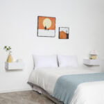 Set 2 Comodini Sospesi in Legno, Design Moderno, 40x30x15cm - Bianco - immagine 2
