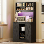 Credenza da Cucina Alta Stile Rustico con 2 Armadietti, Portabottiglie, Prese di Ricarica e Luci LED, Nero - immagine 2
