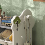 Scaffale Portagiochi a 4 Livelli con 9 Contenitori e Gancio Laterale, in HDPE, 77x42x94 cm, Bianco Crema - immagine 9