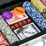 Set Poker per 9-10 Giocatori con 5 Fiches, 2 Mazzi di Carte e 5 Dadi, in Alluminio e Poliestere - immagine 8