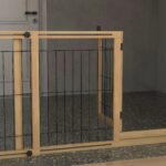 Cancelletto per Cani Estensibile con Porta e 2 Pannelli, Piedini Triangolari, 112-159x70 cm, Legno Naturale - immagine 9