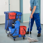 Carrello Pulizie con Sacco per Immondizia, 4 Secchi e Strizzatore per Mocio, 93x80x97 cm, Rosso Blu e Nero - immagine 2