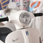 Moto Elettrica per Bambini con Licenza Ufficiale Vespa Batteria 6V, Fari e Clacson, per Bimbi da 18-36 mesi, Bianco, 66,5x38x52cm - immagine 9