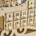 Calendario dell'Avvento in Legno a Forma di Slitta con 24 Cassetti da Riempire, Decorazioni e Luci a LED, 45x10x31cm - immagine 8