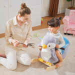 Cavallo a Dondolo a Pinguino in Peluche con 32 Musiche e Cintura di Sicurezza, Età 18 Mesi - immagine 2